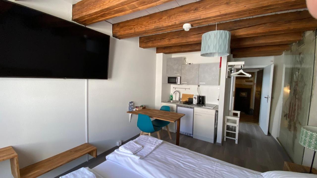 Aux Chambres Du Banneret Neuchatel Exterior photo