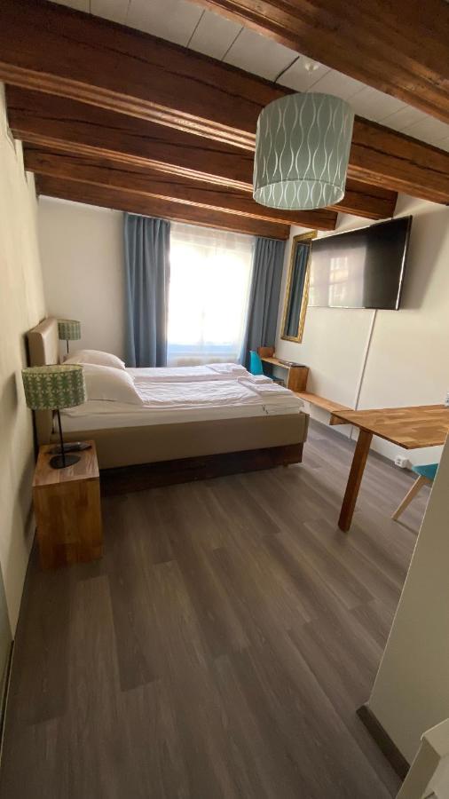 Aux Chambres Du Banneret Neuchatel Exterior photo