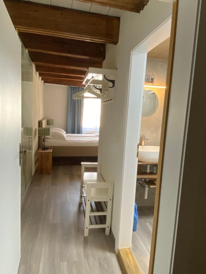 Aux Chambres Du Banneret Neuchatel Exterior photo