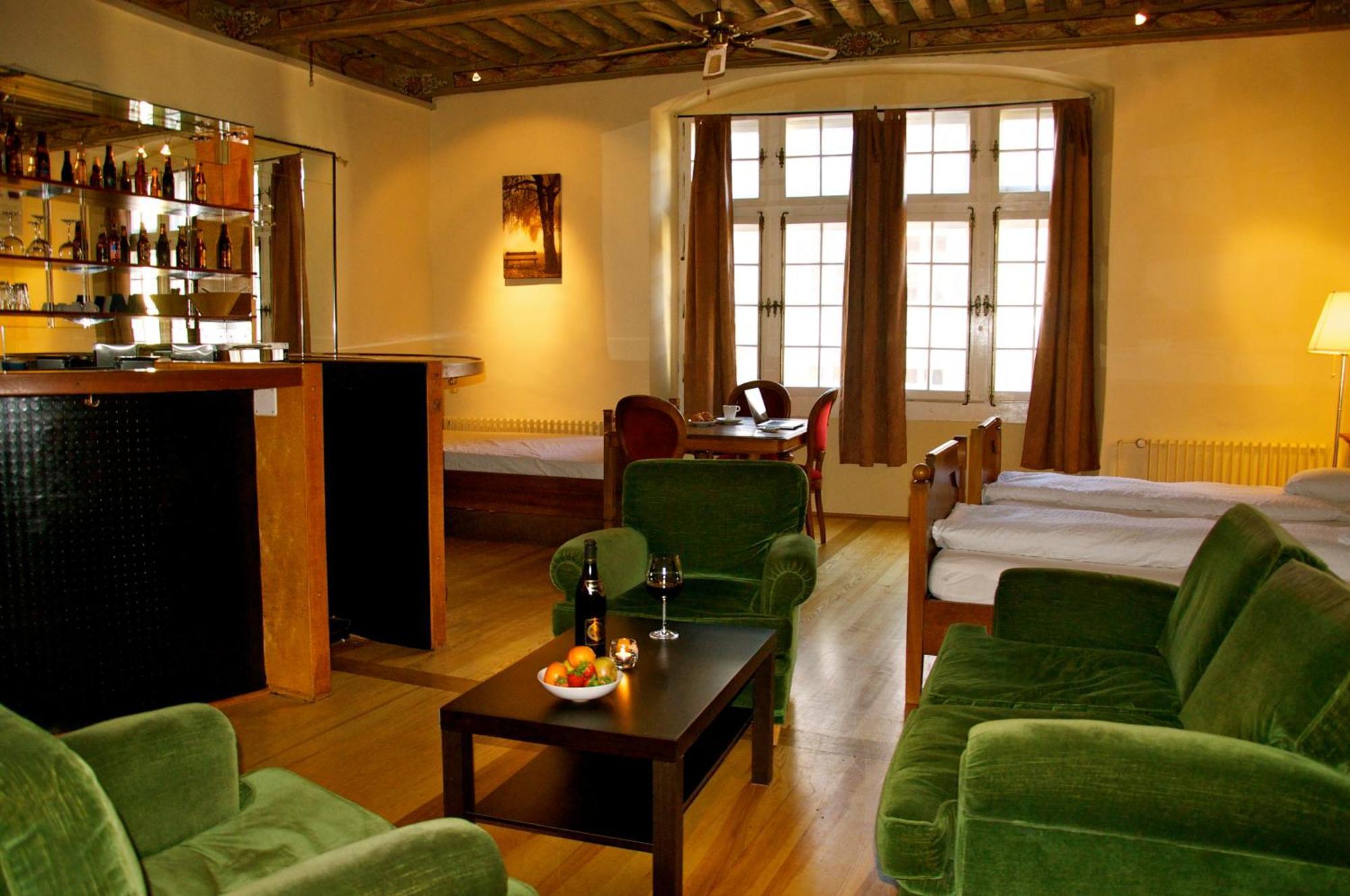 Aux Chambres Du Banneret Neuchatel Exterior photo