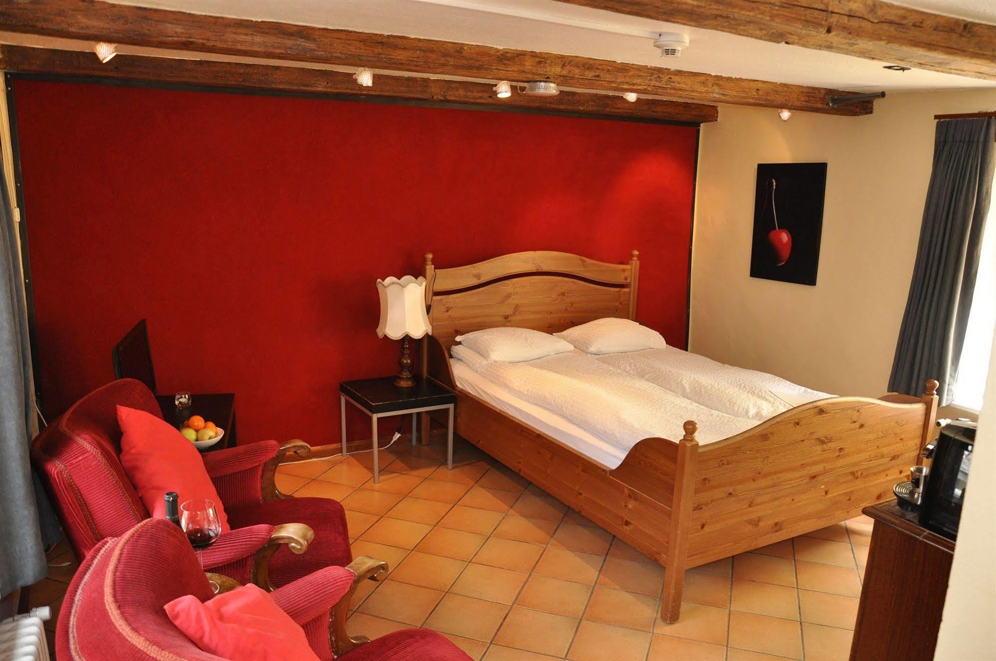 Aux Chambres Du Banneret Neuchatel Exterior photo