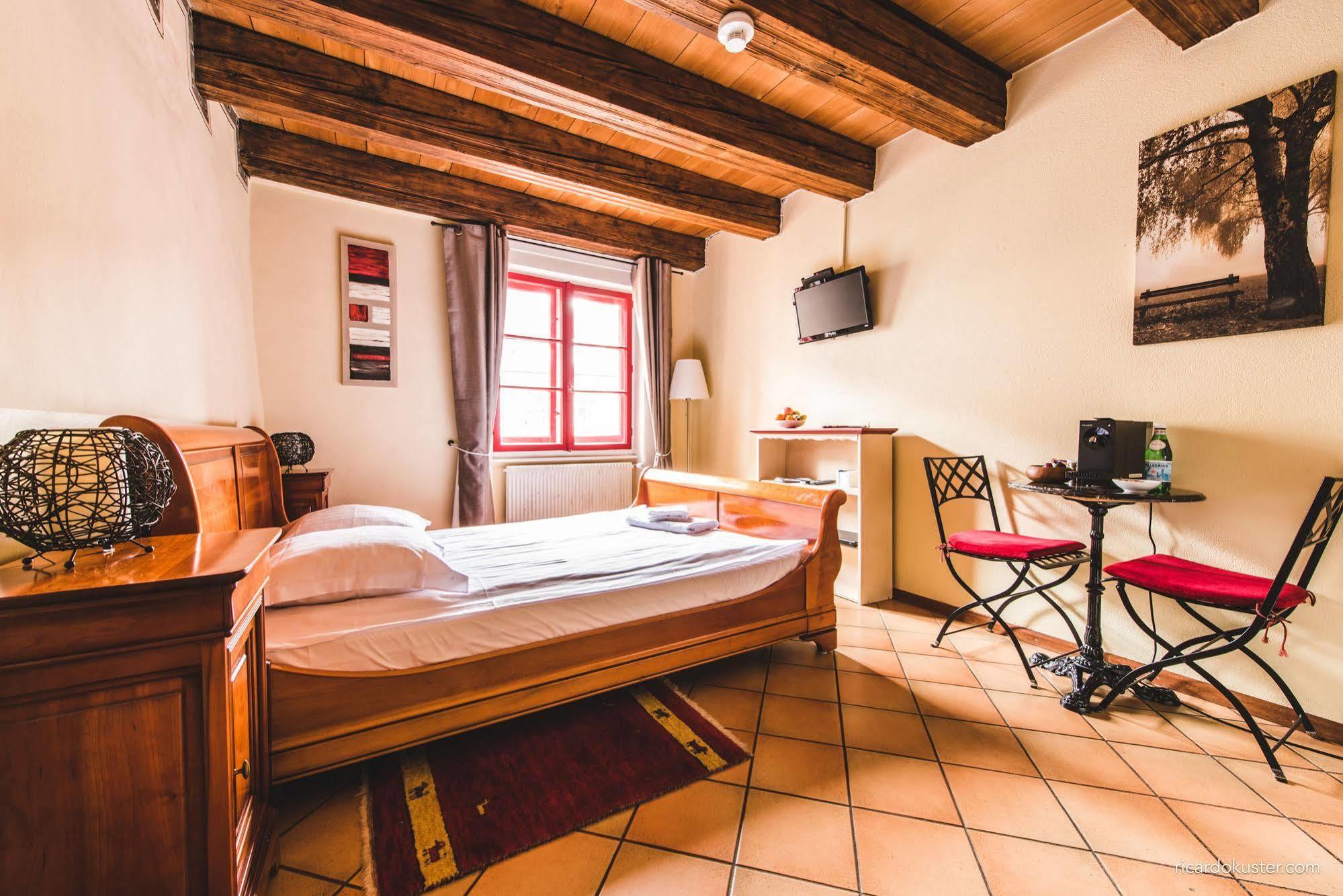 Aux Chambres Du Banneret Neuchatel Exterior photo
