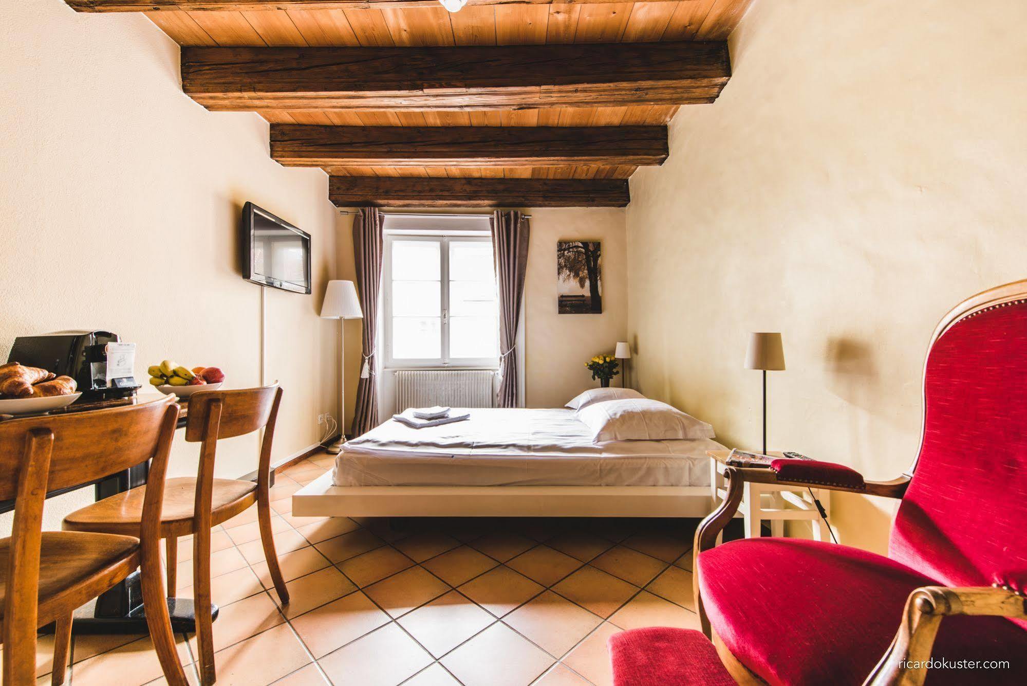 Aux Chambres Du Banneret Neuchatel Exterior photo