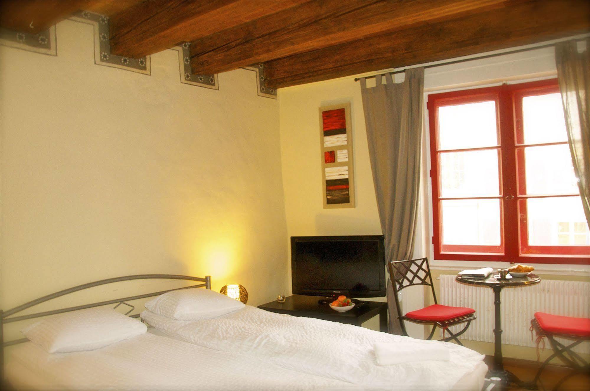 Aux Chambres Du Banneret Neuchatel Exterior photo